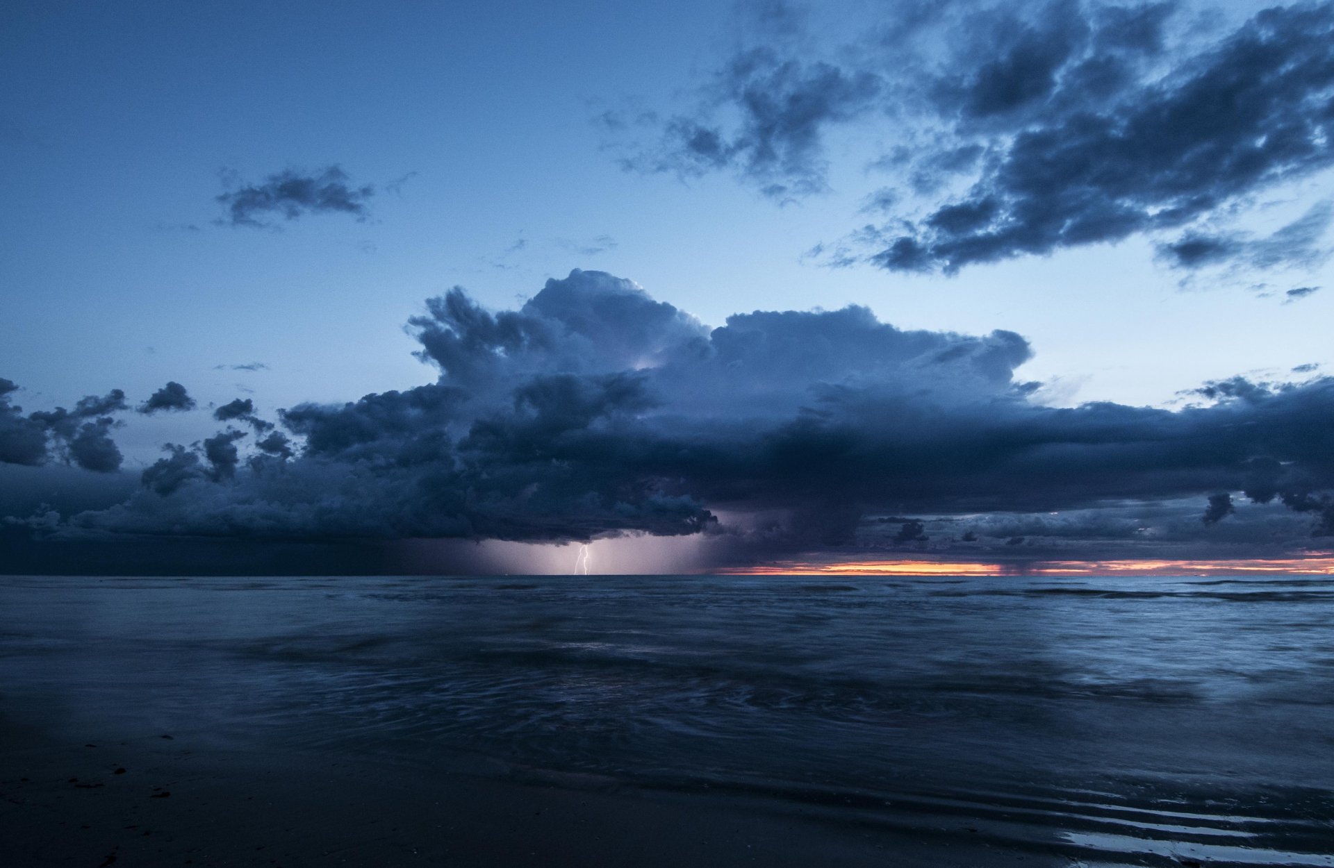 mare nuvole fulmini temporali sera crepuscolo cielo