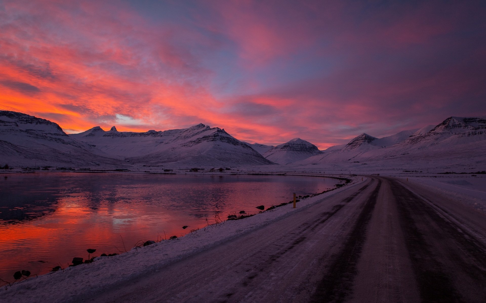 naturaleza tarde puesta de sol carretera nieve invierno agua reflexión río lago montañas cielo rojo nubes fondo fondo de pantalla pantalla ancha pantalla completa pantalla ancha pantalla ancha