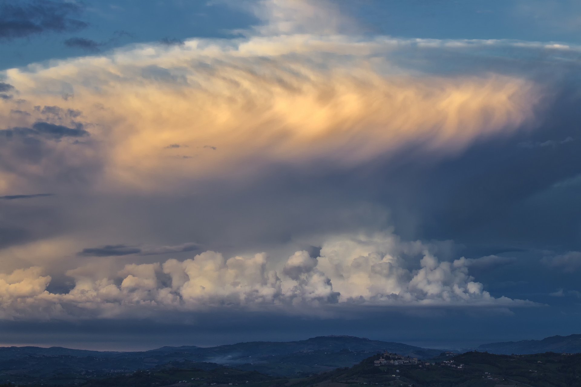 italia colinas pueblo cielo nubes paisaje