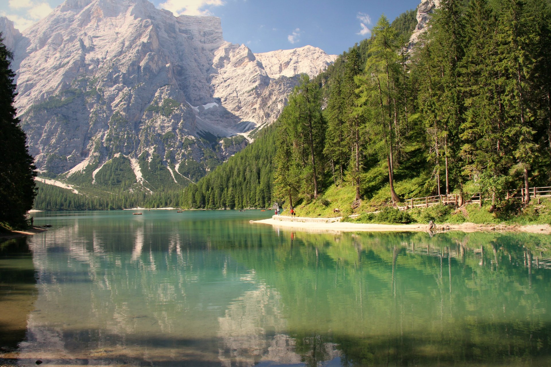 montañas alpes lago barcos costa bosque árboles reflexión