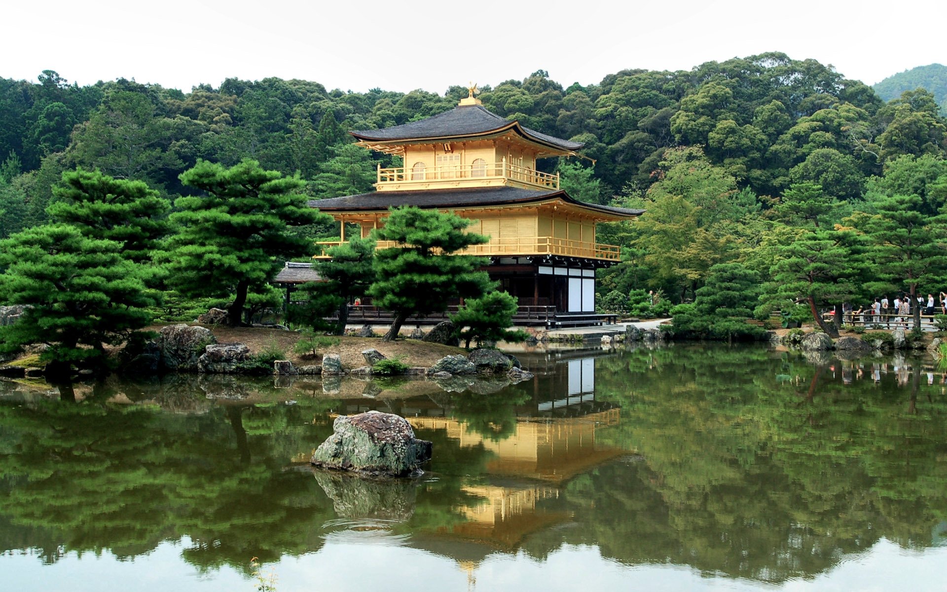 pagode arbres rivière japon