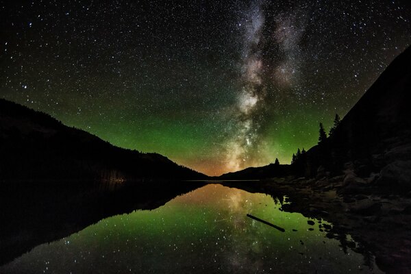 Fotografía del cielo estrellado y del lago. Vía Láctea