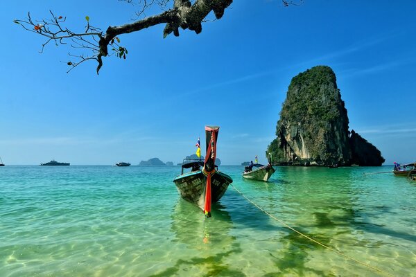 Przypływ łodzi na Ostrawę do Tajlandii