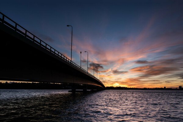 Sonnenuntergang über der Brücke im Meer
