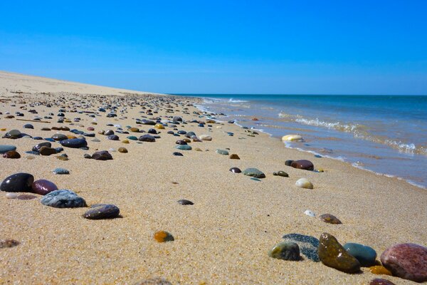 Schöner Strand mit Steinen am Meer