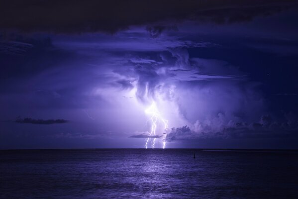 Nächtlicher Sturm mit Gewitter und Blitz über dem Meer