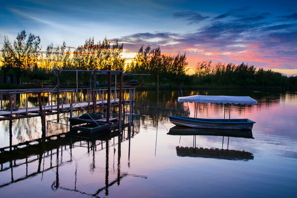 Beau coucher de soleil sur la rive de la rivière