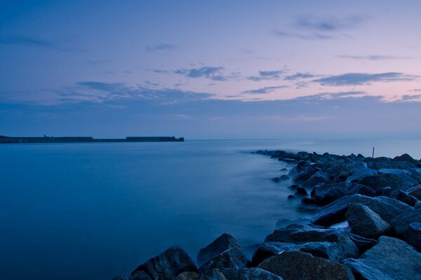 Costa rocosa del mar por la noche