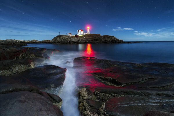 Faro en el océano Atlántico a la luz de las estrellas