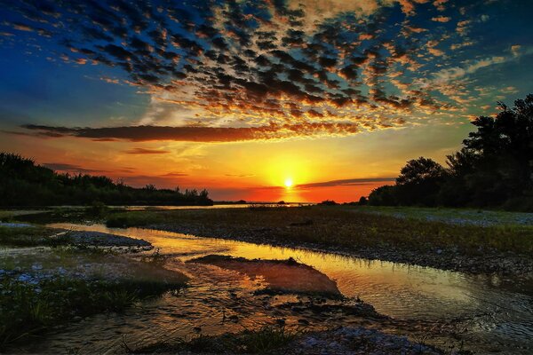 Lever du soleil sur la rive de la rivière