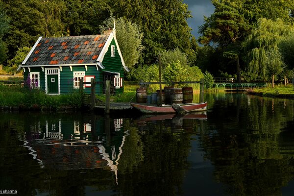 Casa de botes verde junto al lago