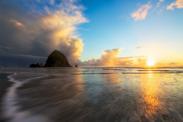 Reflexion des Sonnenuntergangs im Meer. Sonnenuntergang