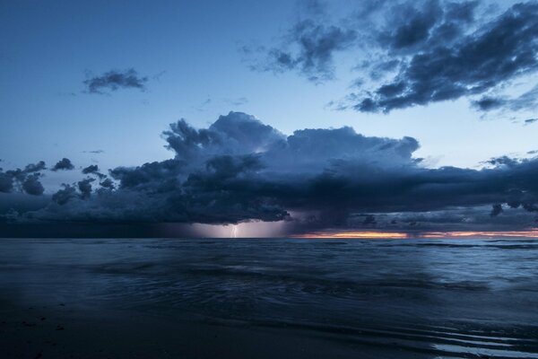 Nuage d orage sur la mer noire