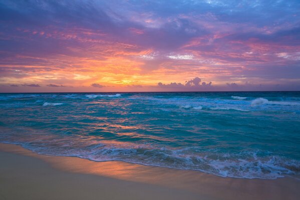 Encuentro del amanecer en la arena junto al mar