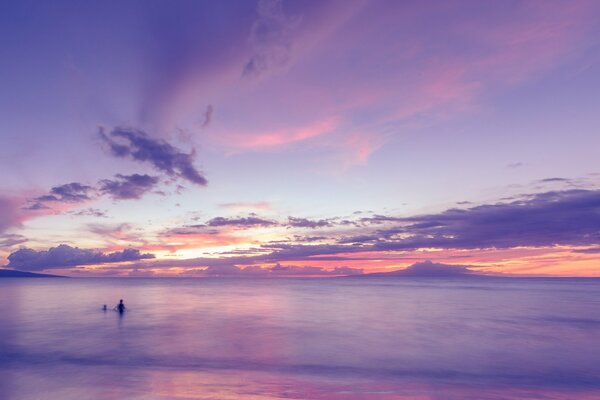 Beau coucher de soleil violet et homme