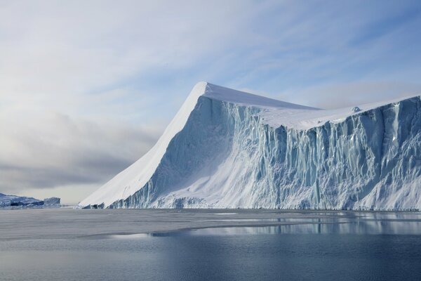 Témpanos de hielo en el mar. Norte
