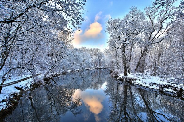 Winter Fluss im verschneiten Wald