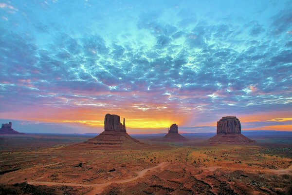 Amanecer sobre la reserva de la tribu Navajo