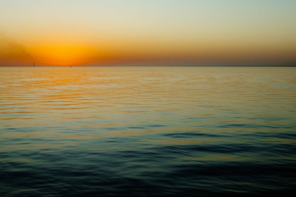 Línea de horizonte plana en la superficie del río