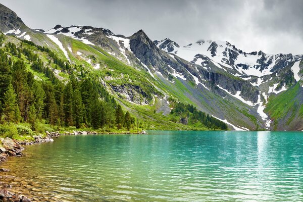 Bunte Landschaft des Bergsees