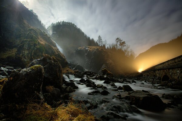 Rivière de montagne au clair de lune