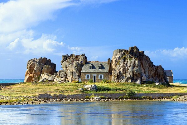 Maison solitaire parmi les rochers sur l île