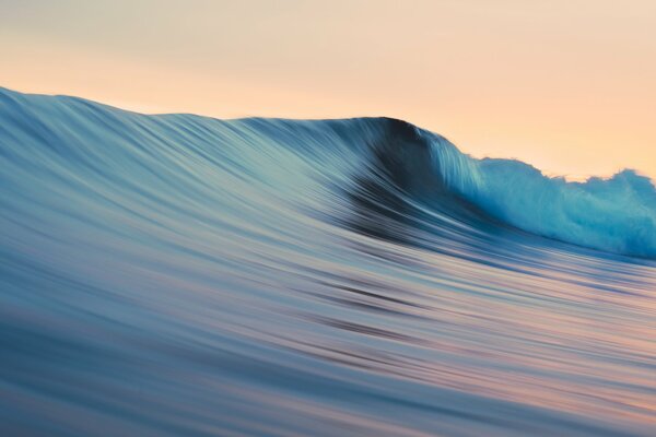 Sur la crête de la vague reflet du coucher du soleil