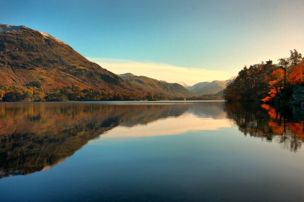 Lago de las montañas en otoño