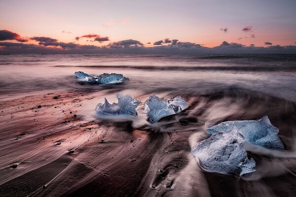 Eisschollen bei Sonnenuntergang des Tages