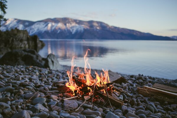 Fuoco tra le rocce del fiume