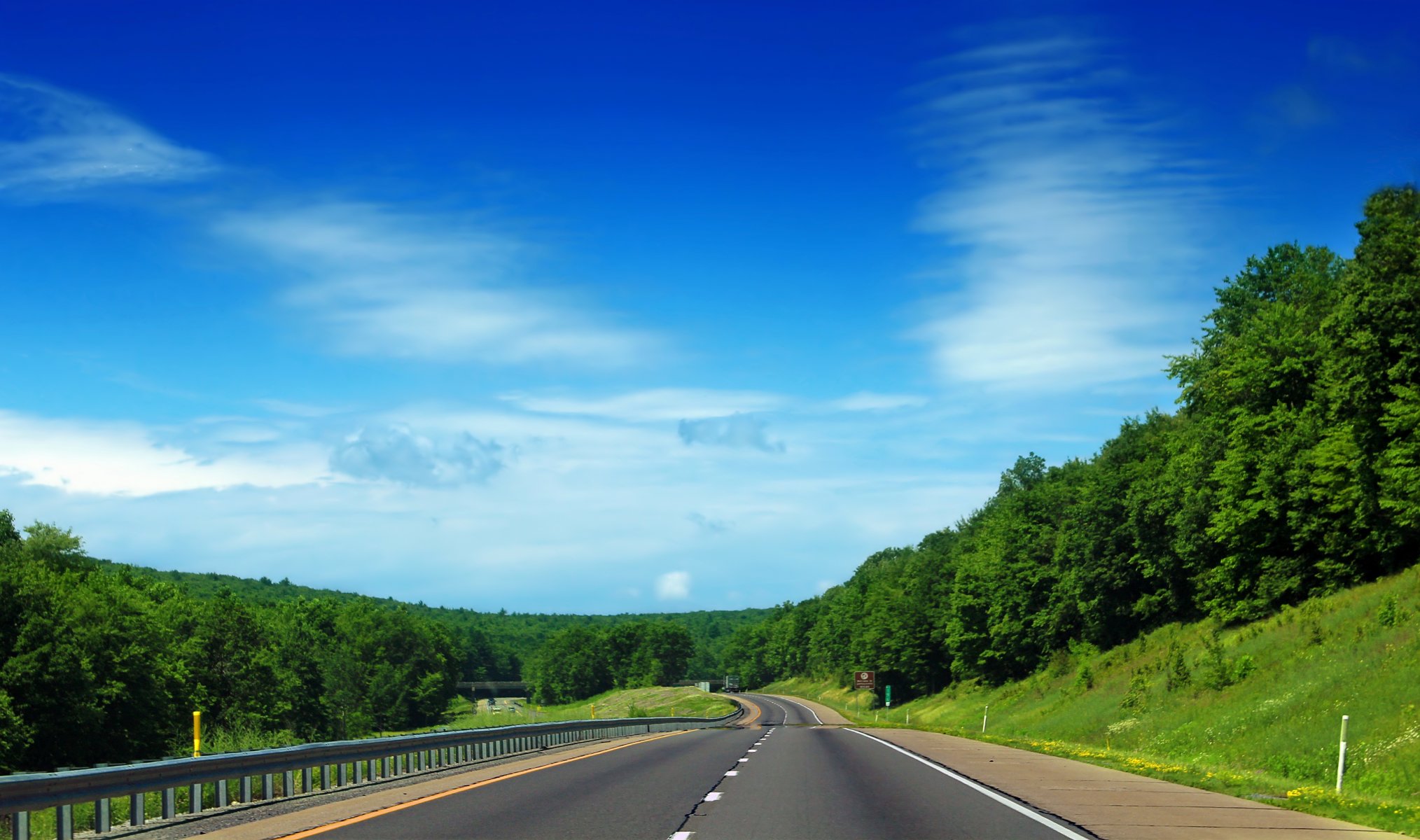 natur straße strecke autobahn bäume baum blätter laub grün wiese gras himmel wolken hintergrund tapete widescreen vollbild widescreen widescreen