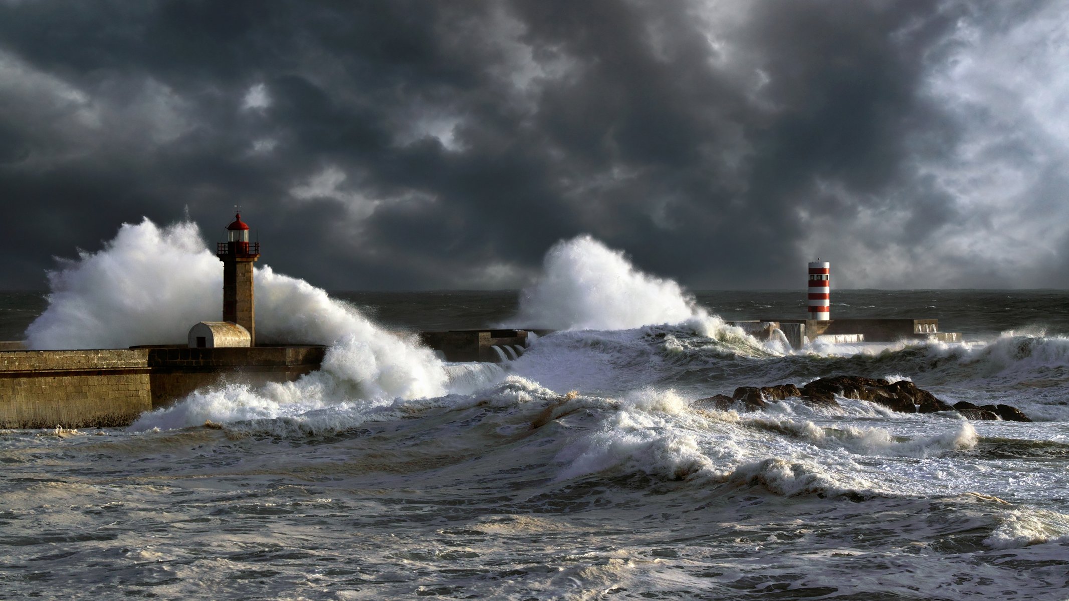 leuchtturm sturm wellen element ozean himmel wolken