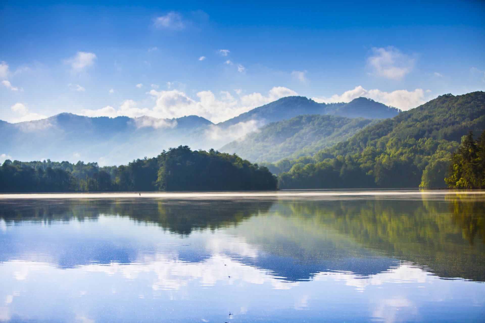 montañas bosque lago reflexión mañana