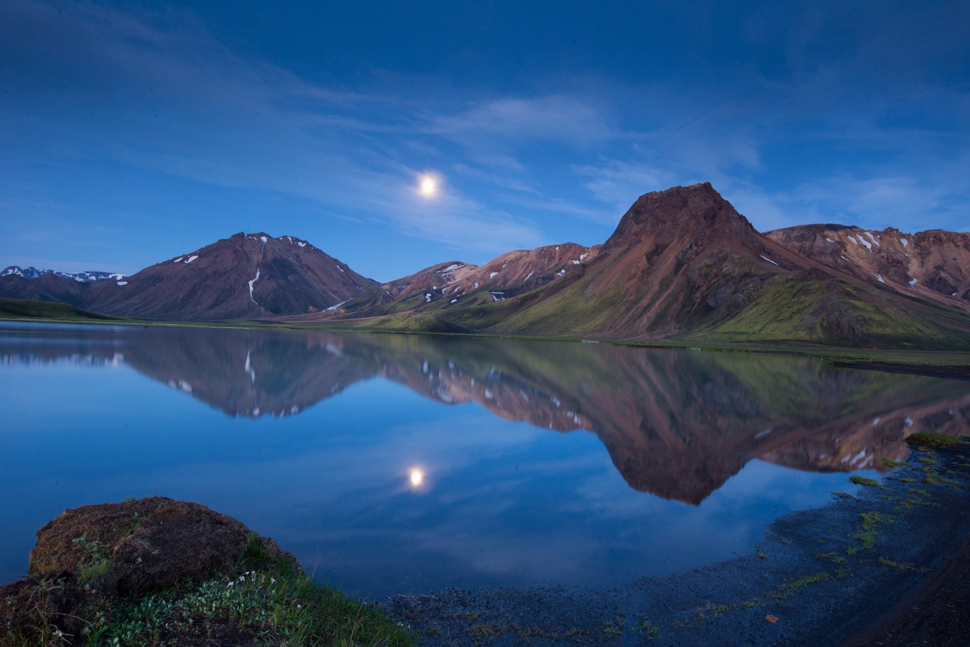 islande montagnes lac soir crépuscule lune réflexion