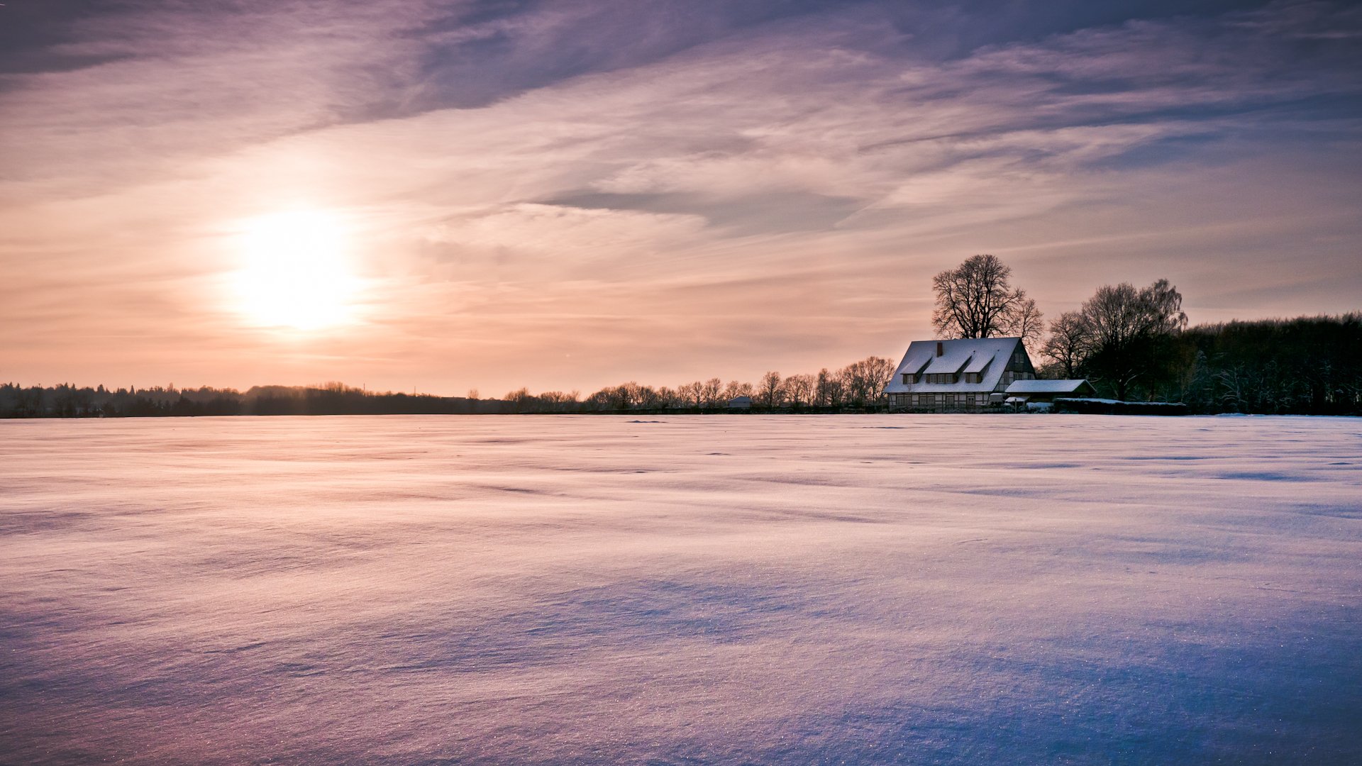 natura zima śnieg dom domek drzewo drzewa słońce zima niebo chmury tło tapeta panoramiczny pełny ekran panoramiczny