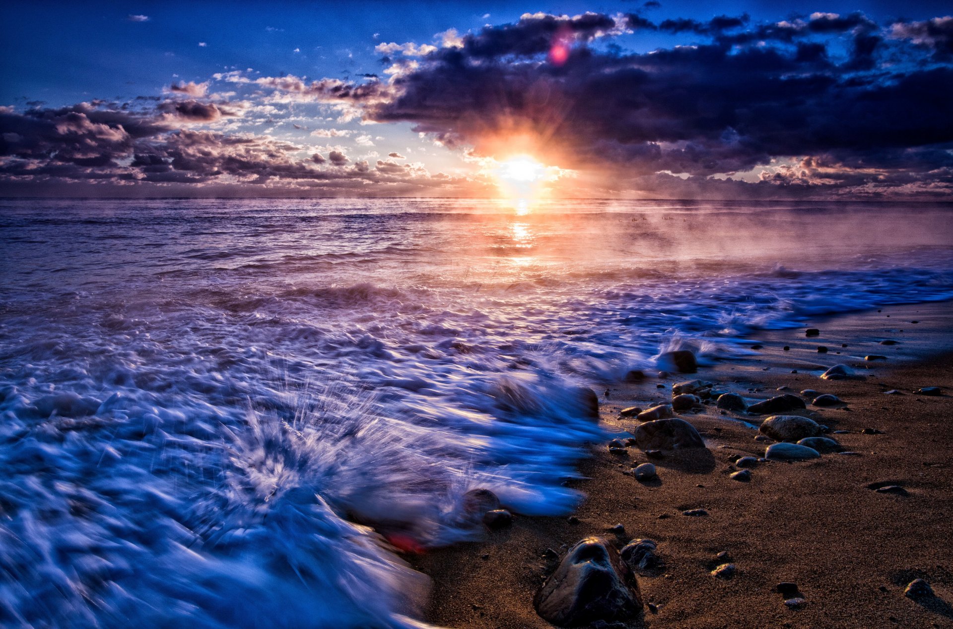 natura paesaggio mare acqua fiume onda. pietre ciottoli sabbia sole cielo nuvole sfondo carta da parati widescreen schermo intero widescreen widescreen