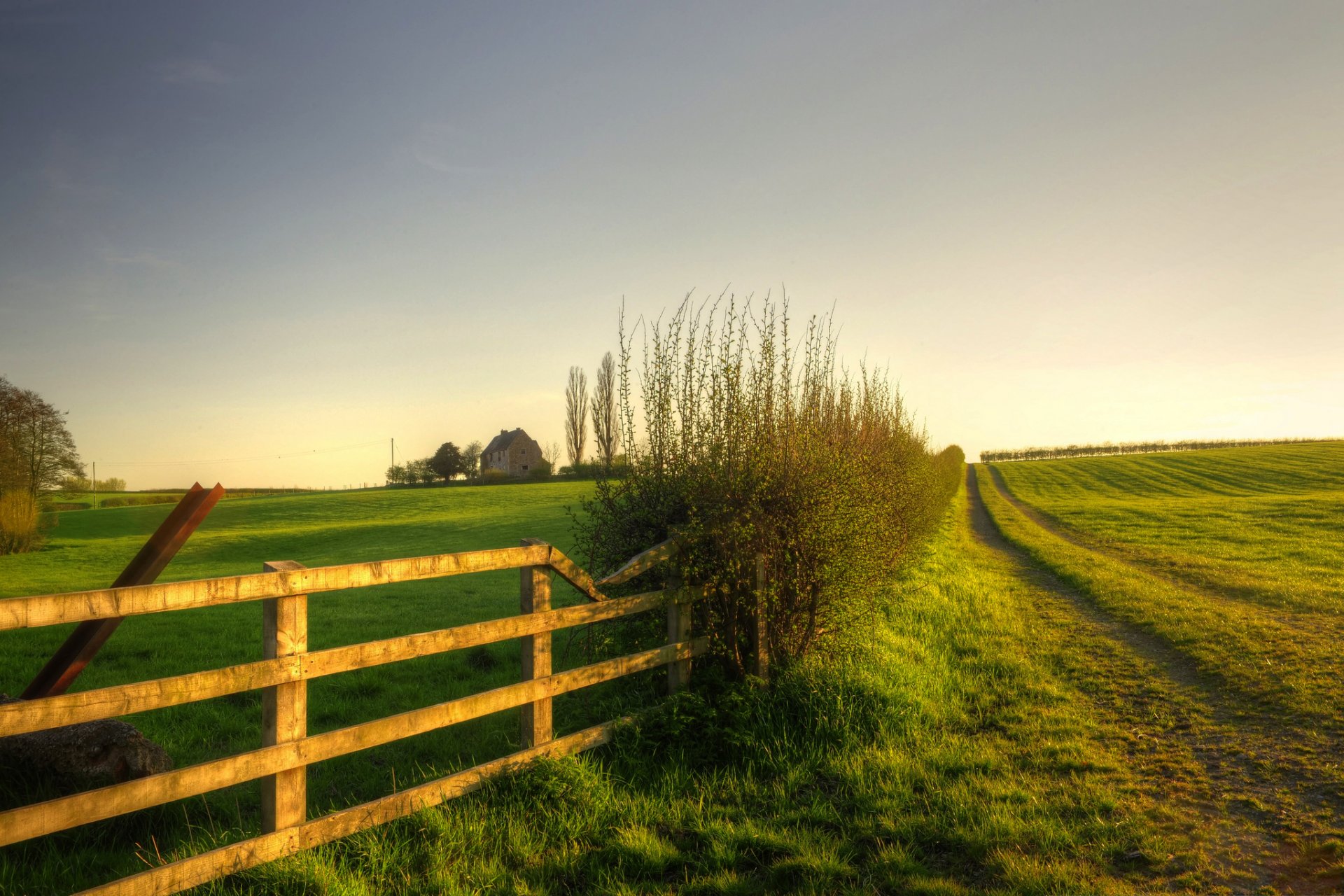 natur landschaft grün wiese gras pflanzen zaun tor zaun zaun feld haus himmel hintergrund tapete widescreen vollbild widescreen widescreen