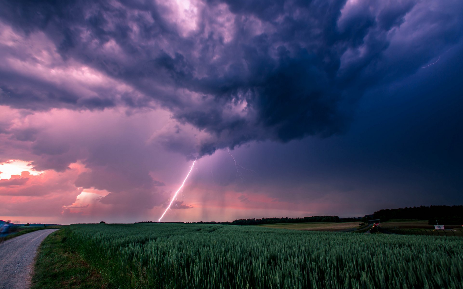 campo carretera nubes tormenta