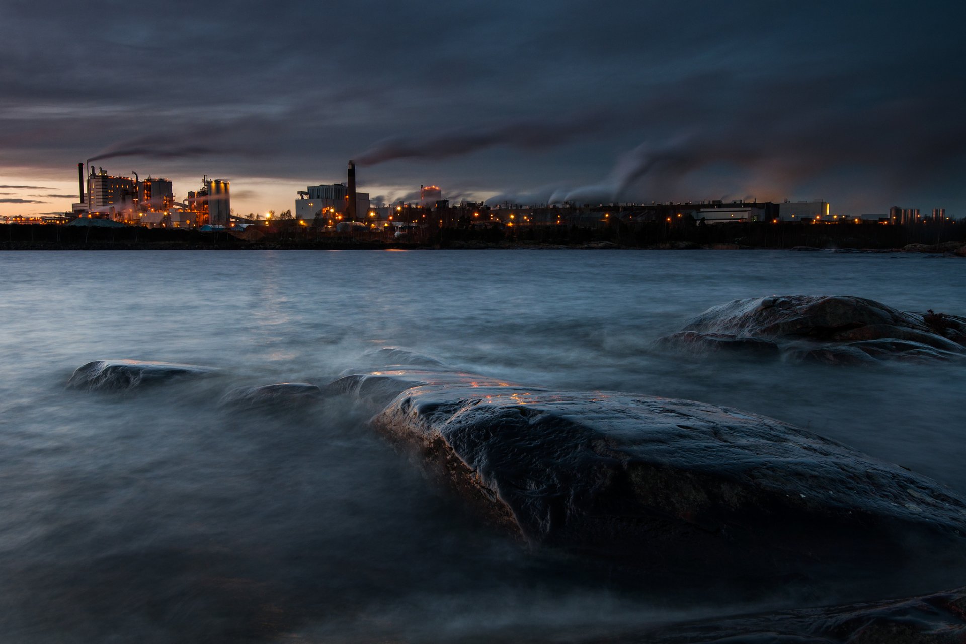 svezia lago vänern città di skughall fabbrica chimica fumo luci sera buia david olsson foto