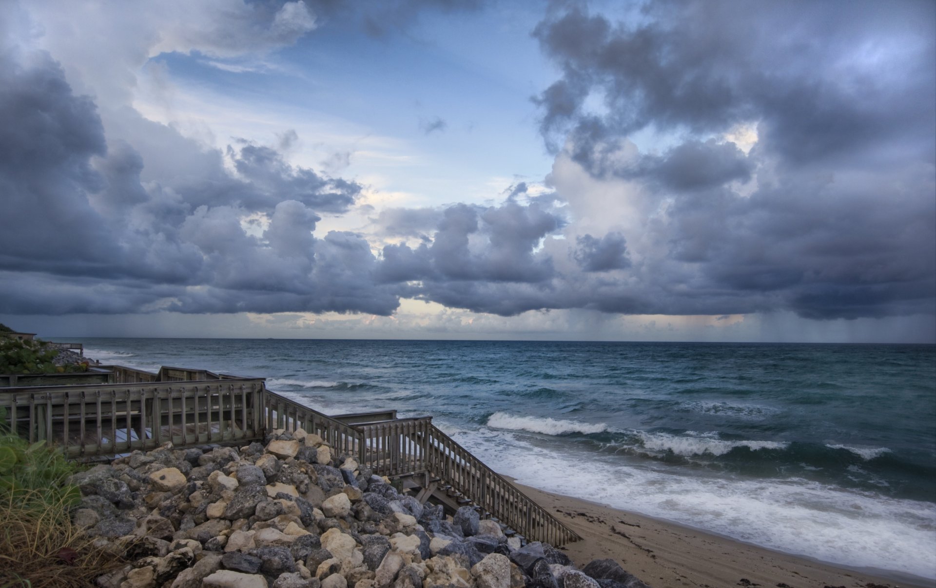 natura paesaggio pietre ciottoli scale gradini spiaggia sabbia mare acqua onda onde cielo nuvole sfondo carta da parati widescreen schermo intero widescreen widescreen