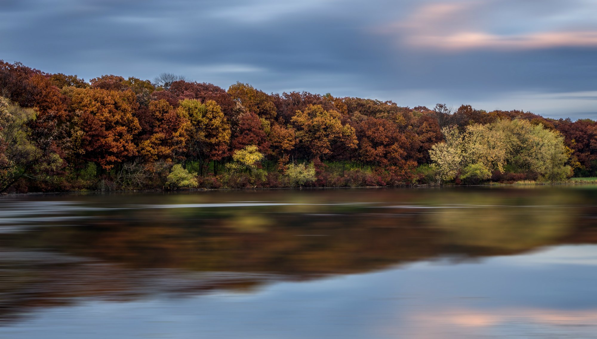 herbst bäume fluss wasser oberfläche himmel wolken reflexion