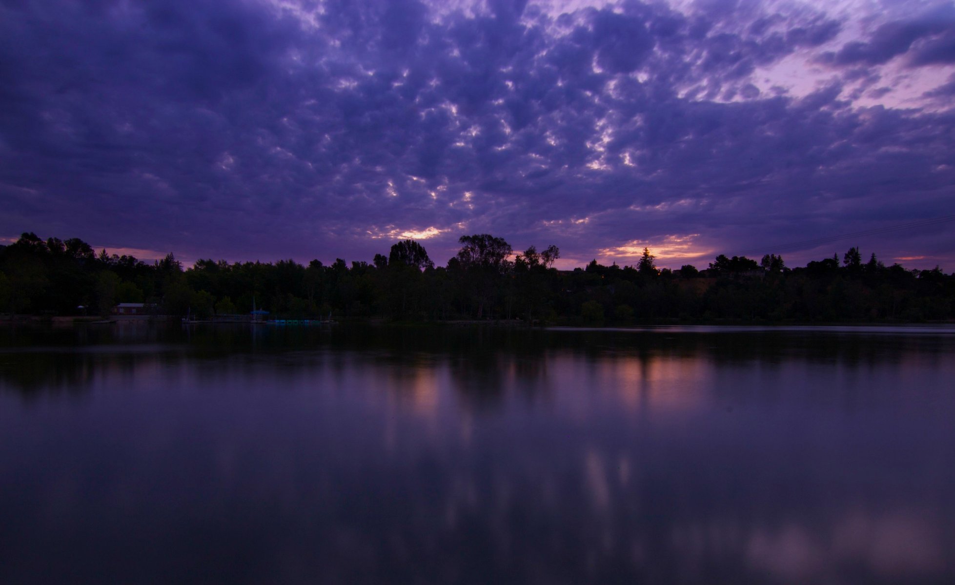 états-unis californie lac eau surface réflexion arbres soirée crépuscule coucher de soleil lilas ciel nuages