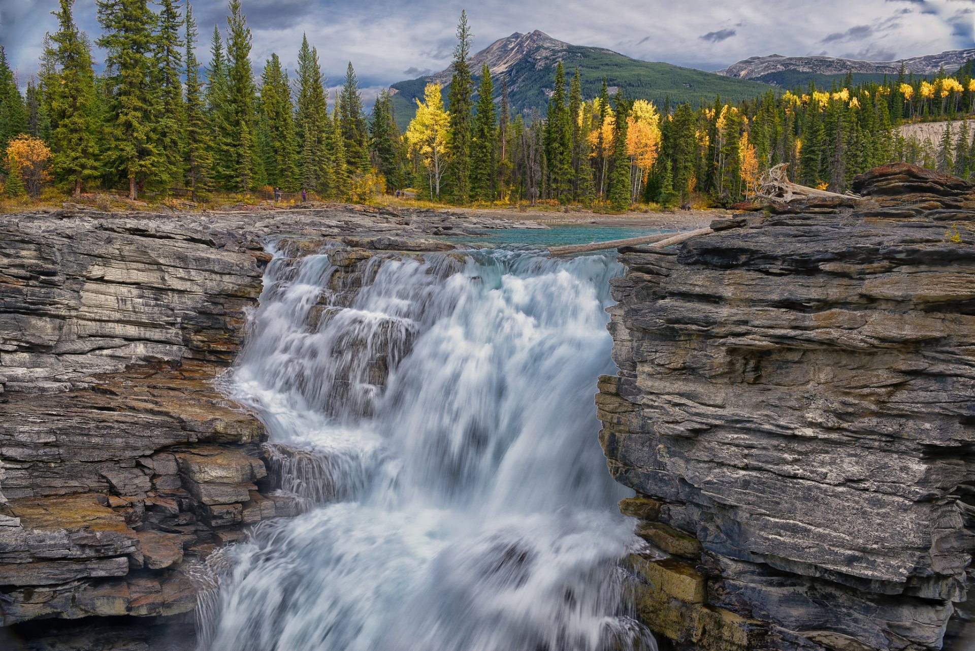 berge wald fluss wasserfall herbst