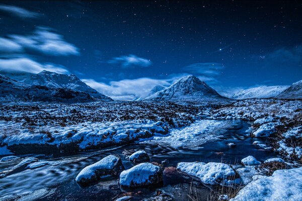 Vallée de montagne de nuit glaciale