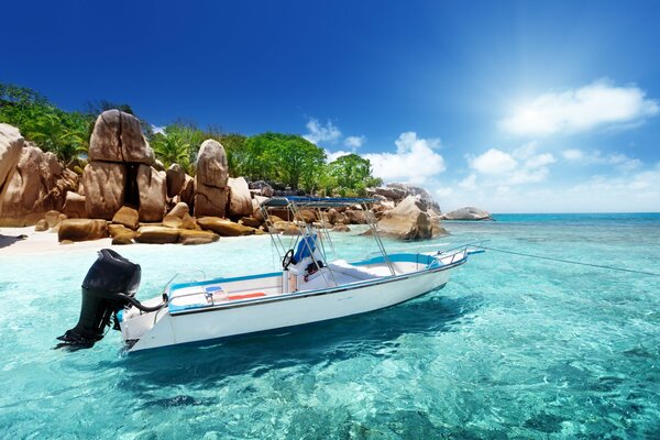 Bateau sur la plage de la mer