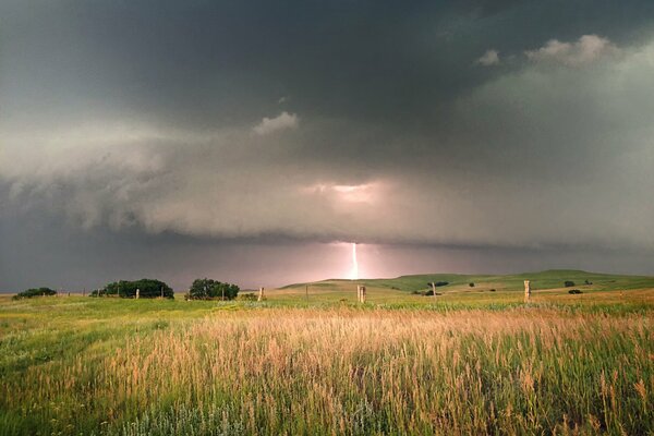 Gewitter am Horizont des Tages