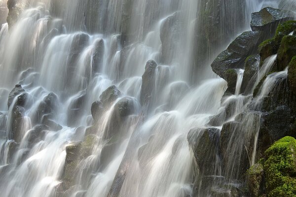 Der Ramona-Wasserfall fließt von den Felsen ab