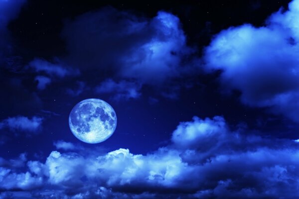 Księżycowa noc z pięknymi chmurami