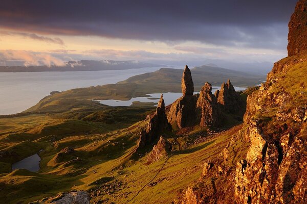 Berge und Fluss in Schottland