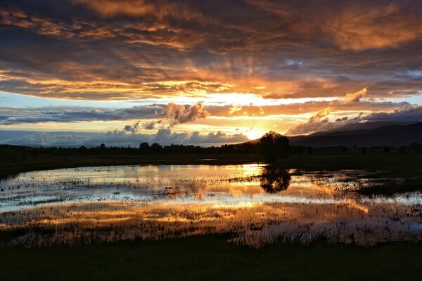 Abend Sonnenuntergang in der Stille der Natur